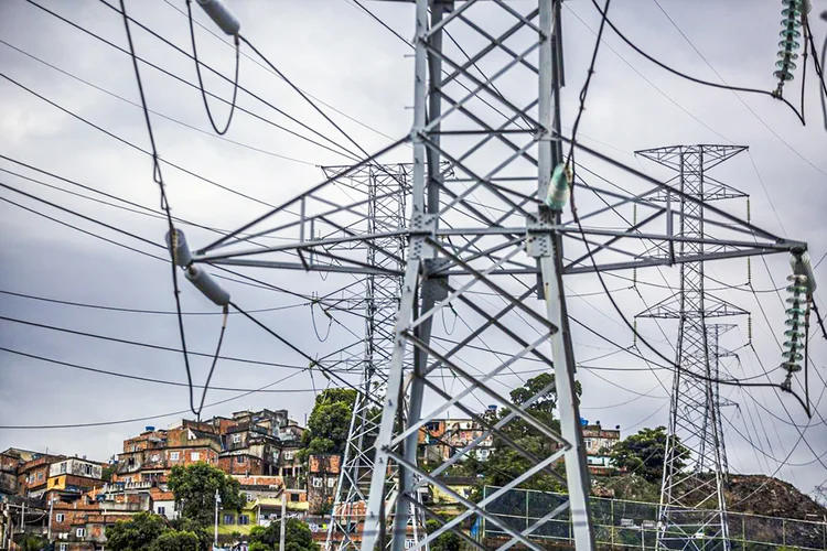 Linhas de transmissão da Eletrobras próximas à favela Ouerosene, no Rio de Janeiro, Brasil (Dado Galdieri/Bloomberg)