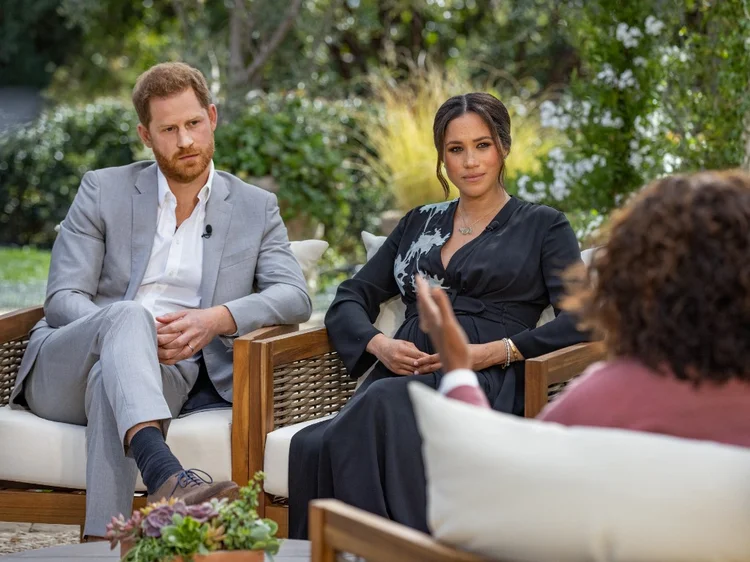 Harry e Meghan no quintal de sua casa em entrevista a Oprah. (Joe Pugliese / HARPO PRODUCTIONS/AFP)