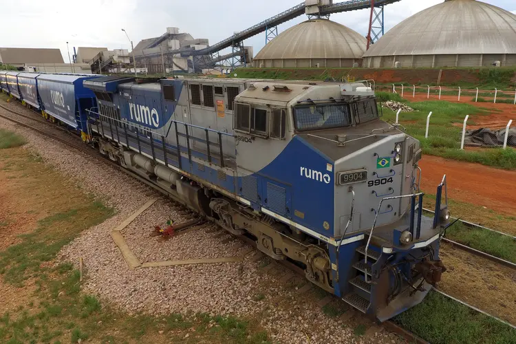 Trem da Rumo, como o que será usado na Malha Central, parte para o Porto de Santos (Bússola/Divulgação)