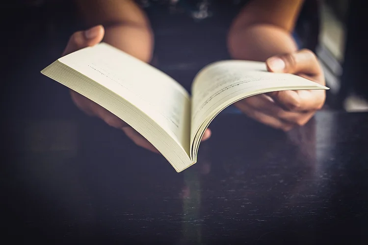 A leitura ativa envolve mais do que apenas entender cada parte isolada do texto (patpitchaya/Getty Images)