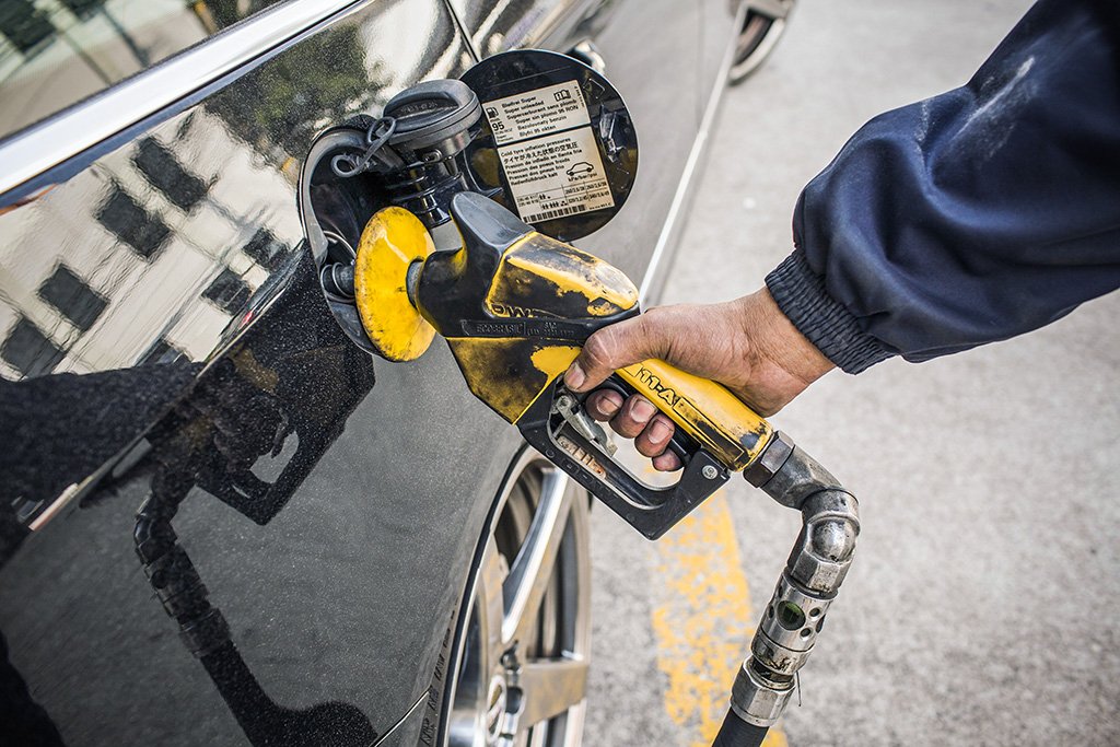 Posto de gasolina (foto de arquivo): redução no preço da Petrobras acontece em meio à queda na cotação do petróleo no mercado internacional (Rodrigo Capote/Getty Images)