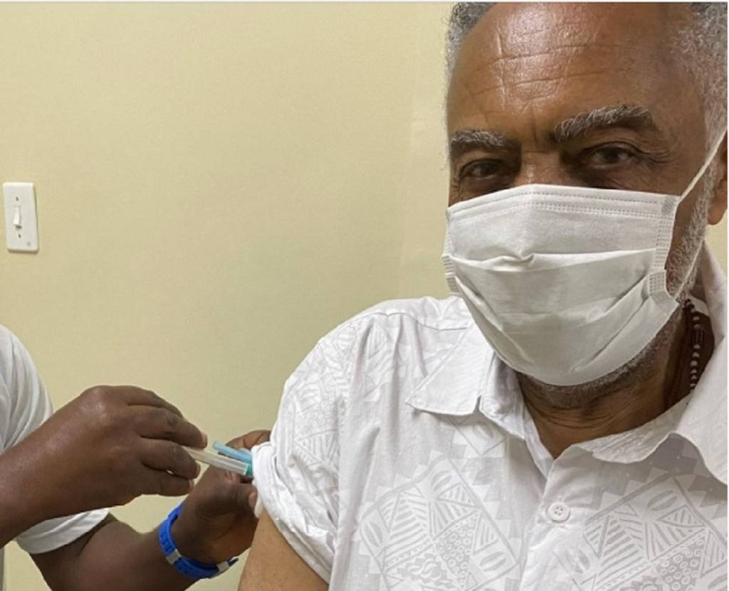 Gilberto Gil é vacinado contra covid-19 ao som de 'Andar com fé'