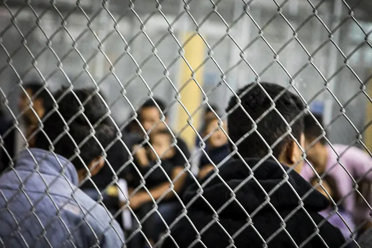 Imigrantes aguardam para serem deportados dos EUA: Biden prometeu facilitar a entrada de estrangeiros no país (Courtesy CBP/Reuters)