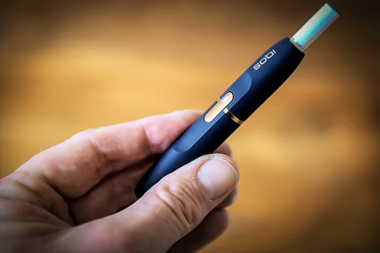 Dispositivo iQOS, da Phillip Morris: produto aquece refis do tabaco, que não entram em combustão (Axel Heimken/dpa (Photo by Axel Heimken/picture alliance/Getty Images)