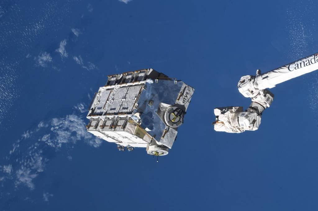 Estação Espacial Internacional lança maior quantidade de lixo já produzida no espaço