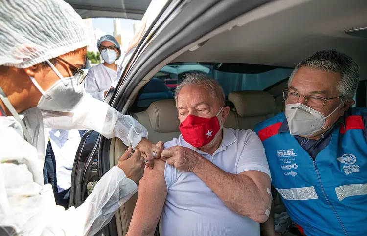 Lula recebe a primeira dose da vacina Coronavac em drive-thru montado na cidade de São Bernarndo do Campo, em São Paulo, onde mora (Agência/Reuters)