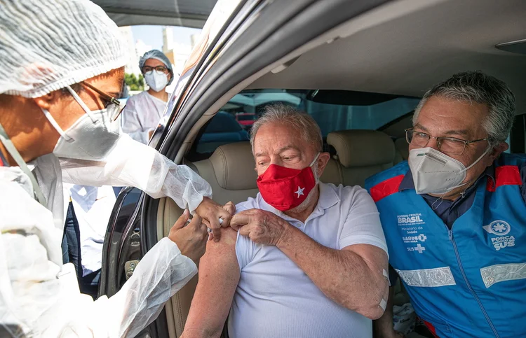 Lula ao tomar primeira dose da vacina, em 13 de março: aos 75 anos, ex-presidente está no grupo que teve vacinação liberada (Agência/Reuters)