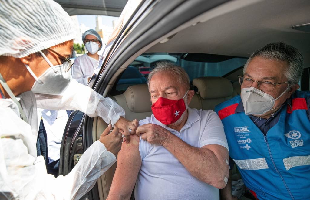 Ex-presidente Lula toma segunda dose da Coronavac