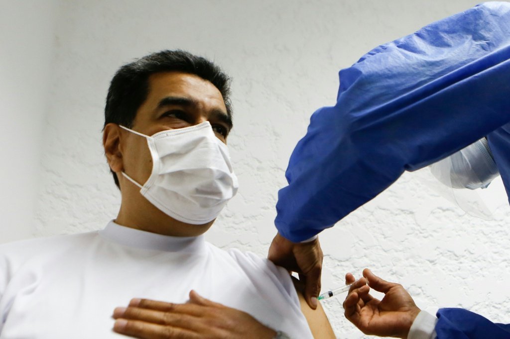 'Estou vacinado', Maduro recebe primeira dose da vacina russa Sputnik V