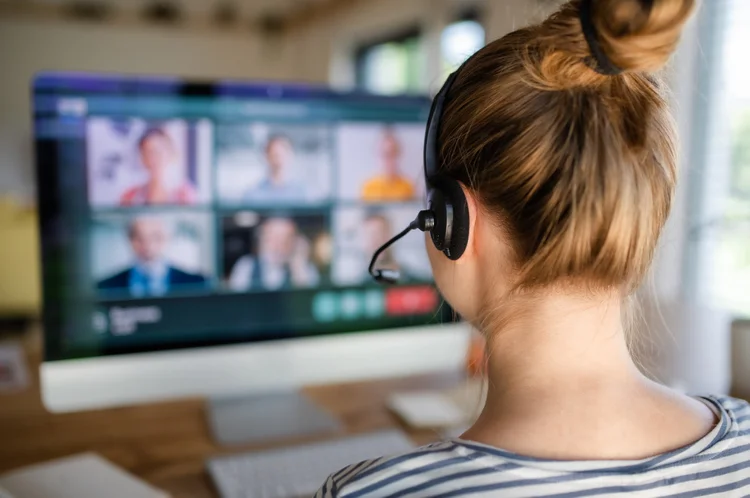 Exercitar a cordialidade em nós mesmos passa por abrir as câmeras para os outros. (Halfpoint Images/Getty Images)