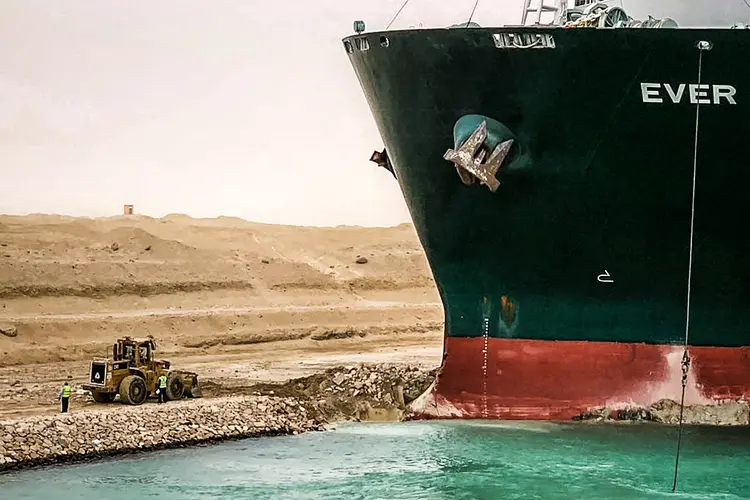 Canal de Suez: bloqueio está atrasando cerca de 400 milhões de dólares por hora em mercadorias (SUEZ CANAL/AFP)