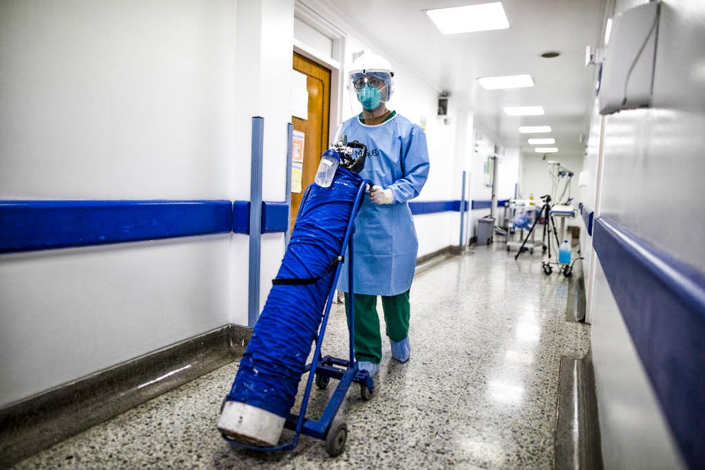 Pandemia: o Brasil enfrenta escassez de oxigênio, especialmente em cilindros, e de medicamentos do "kit intubação" (Bloomberg/Getty Images)