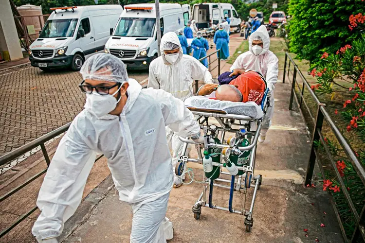 Paciente covid-19 é transferido da Unidade de Pronto Atendimento de Santarém, Pará, para outro hospital do estado. (Tarso Sarraf/Getty Images)