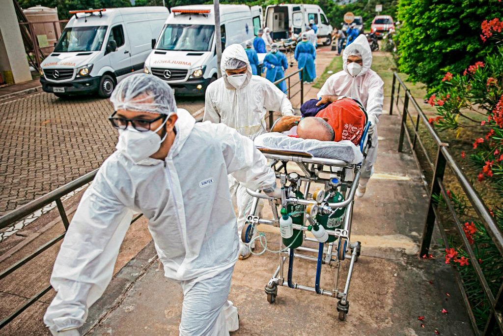 Temendo escalada de mortes, brasileiro aposta tudo na vacina contra covid