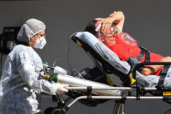 Paciente com coronavírus chega à hospital do DF (Getty Images/EVARISTO SA / AFP))