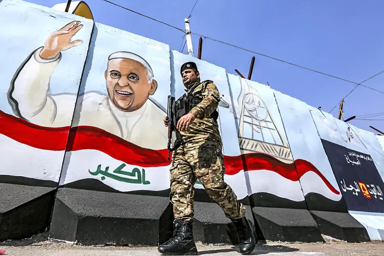 É também a primeira viagem do papa Francisco desde o início da pandemia de covid-19 (Sabah ARAR/AFP)