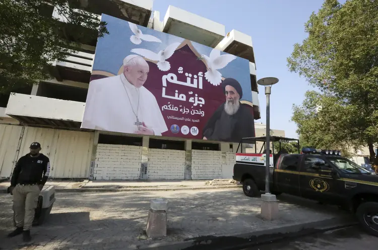 Um outdoor gigante exibe retratos do Papa Francisco e do Grande Aiatolá Ali Sistani em Bagdá, no Iraque (Sabah ARAR/ AFP/Getty Images)