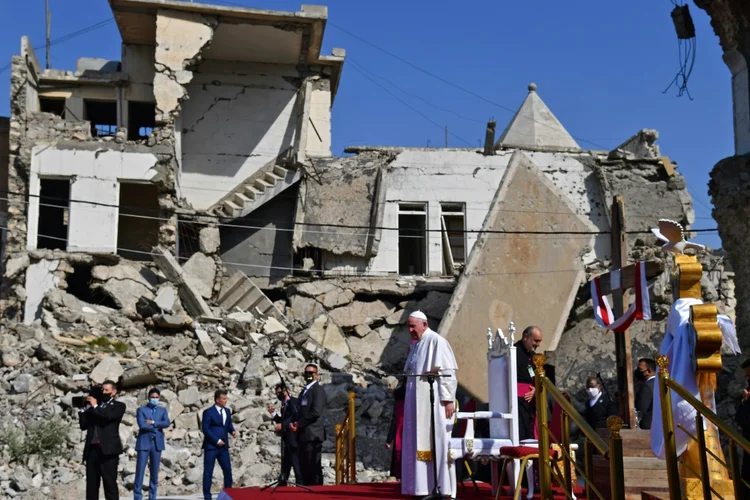 Em meio às ruínas deixadas pelos extremistas islâmicos, o papa Francisco rezou, neste domingo (7), pelas "vítimas da guerra" contra o grupo Estado Islâmico (EI) na cidade iraquiana de Mossul (Waleed AL-KHALED con Catherine MARCIANO/AFP Photo)