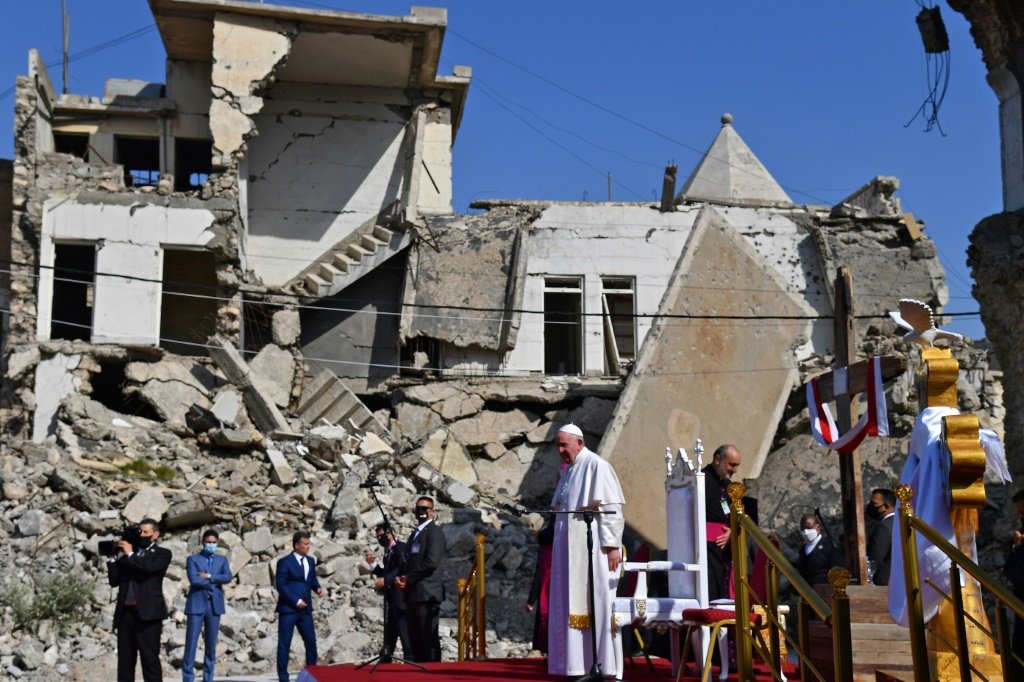 Papa reza pelas "vítimas da guerra" em Mossul, devastada pelo Exército Islâmico