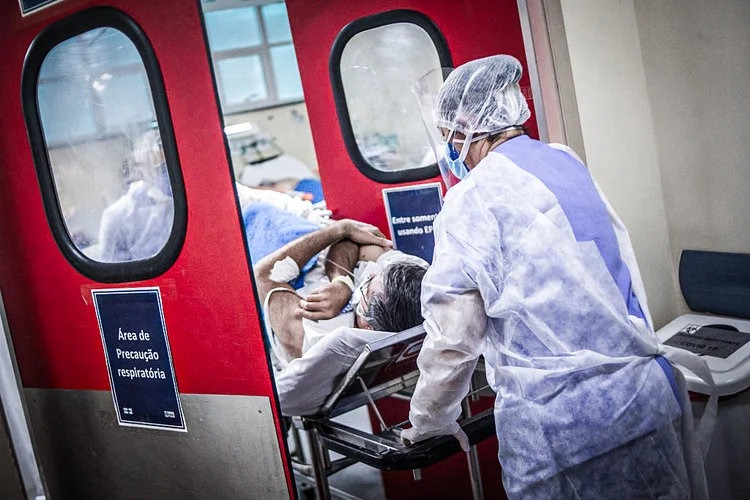 Paciente com covid-19 é transportado em hospital no Brasil. (Andre Coelho/Bloomberg/Getty Images)