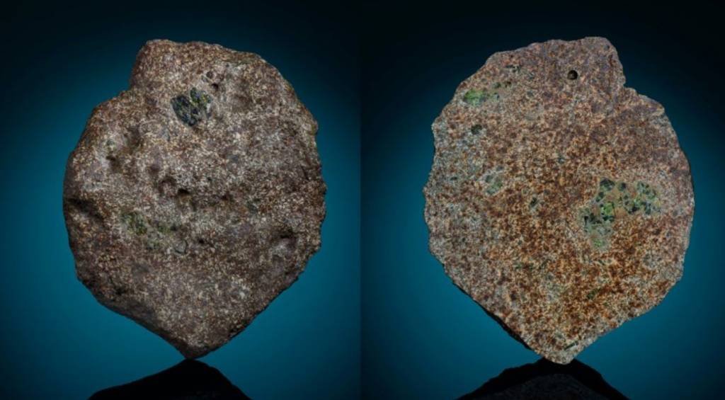 Foto registra um dos pedaços da EC 002, rocha mais antiga já encontrada na Terra (Maine Mineral and Gem Museum / Darryl Pitt/Reprodução)