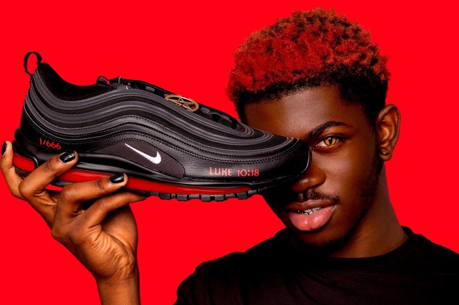 Rapper lança “Tênis Satã” com sangue humano, pentagrama e processo da Nike