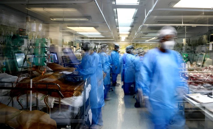 Profissionais de saúde atendem pacientes infectados pelo coronavírus em hospital de Porto Alegre. (SILVIO AVILA / AFP/AFP)