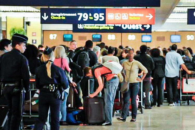 A União Europeia enfrenta uma difícil tarefa ao tentar introduzir os chamados passaportes de imunidade contra a Covid-19 até junho com o objetivo de incentivar as viagens (Getty Images/Getty Images)