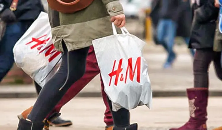 H&M: grupo quer operar com lojas físicas e operação online (Krisztian Bocsi/Bloomberg)