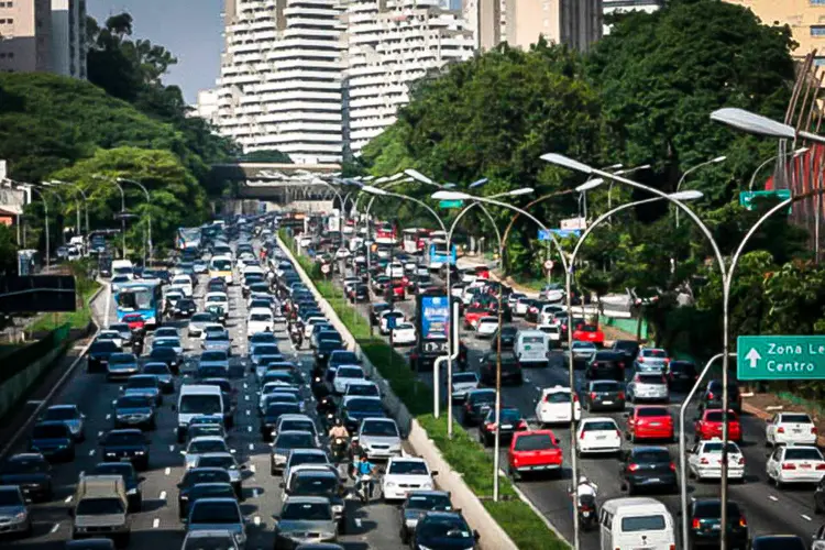 Trânsito em São Paulo: para efetuar o pagamento do IPVA 2022, basta o contribuinte utilizar a rede bancária credenciada, pelo aplicativo, por site ou caixas | Foto: Andrew Harrer/Bloomberg News (Andrew Harrer/Bloomberg News/Bloomberg)
