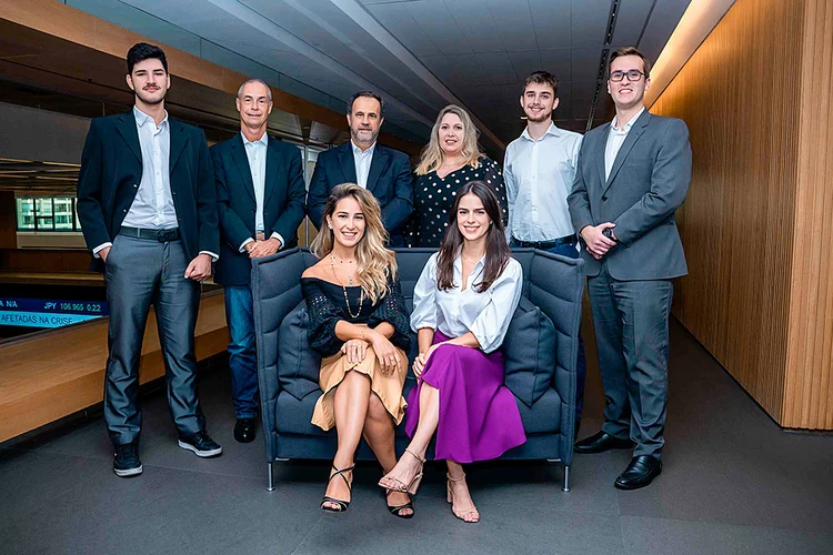 Pedro Santili, Robert Balestrery, Manoel Campos, Carla Ventura, Gustavo Saula, Luiz Felipe Alvares (em pé), Isabela Della Torre e Amanda Ferreira (sentadas), da SWM: título de “TOP Performances” na rede de escritórios autônomos de investimentos plugados ao BTG Pactual em virtude do bom desempenho em 2020 (Divulgação/Divulgação)