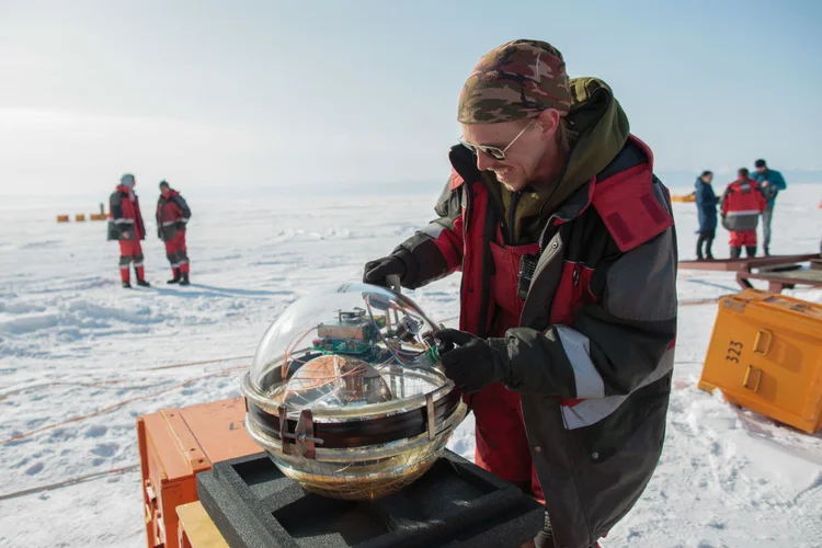 Telescópio "Baikal-GVD": o maior detector de neutrinos do Hemisfério Norte (Alexei KushnirenkoTASS/Getty Images)