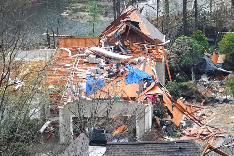 Casa danificada após tornado em Hoover, no Alabama (Marvin Gentry/Reuters)