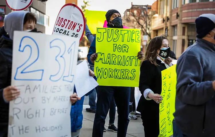 Boston, EUA: Trabalhadores demitidos protestam em frente ao hotel da rede Marriott  (Erin Clark/ Boston Globe via/Getty Images)