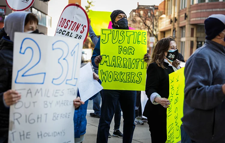 Boston, EUA: Trabalhadores demitidos protestam em frente ao hotel da rede Marriott  (Erin Clark/ Boston Globe via/Getty Images)