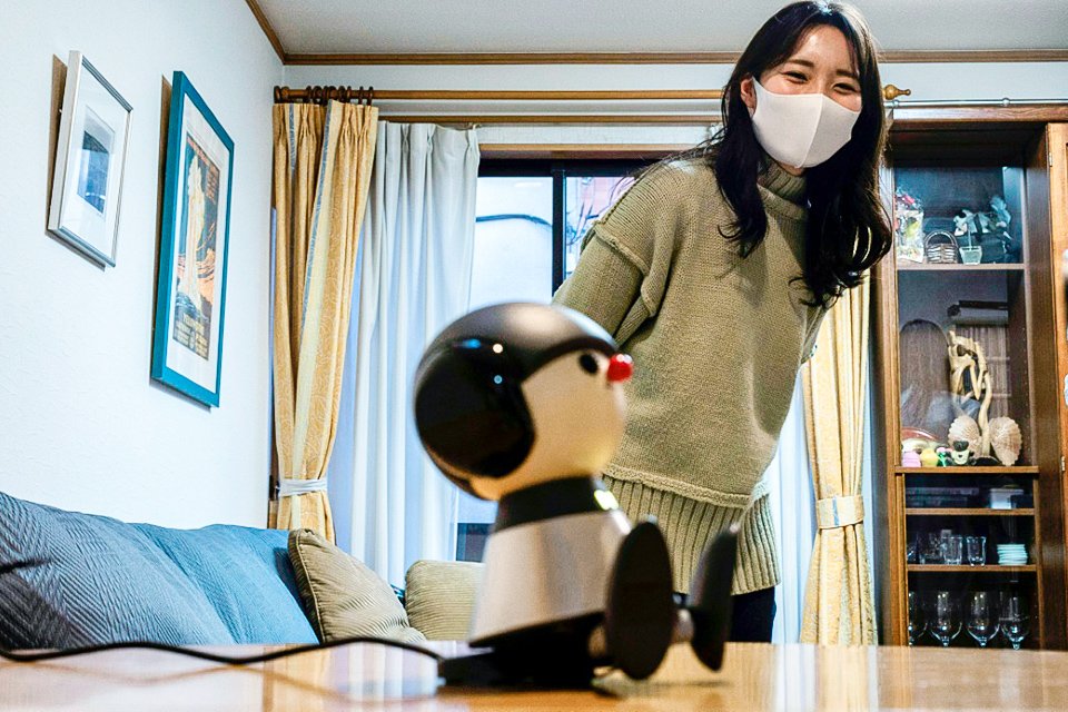 Robôs de companhia confortam japoneses durante a pandemia