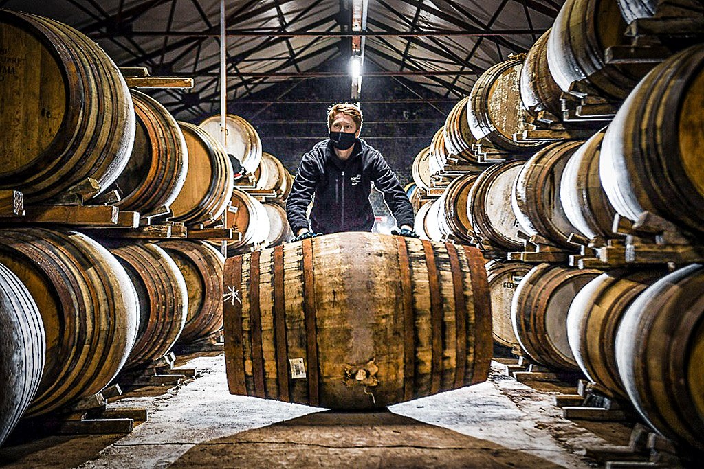 Tarifas, Brexit e pandemia, um drinque amargo para a destilaria mais antiga da Escócia
