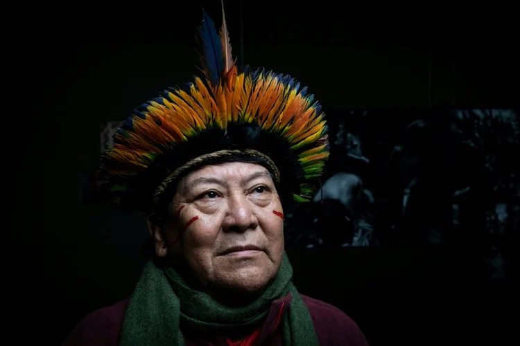 Davi Kopenawa participa de sessão de fotos em Paris. (ANNA PELEGRI/AFP Photo)