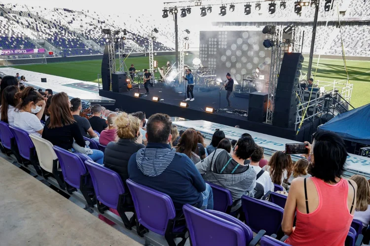 Shows: um total de 796.465 pessoas foram oficialmente infectadas pela covid-19 em Israel (reprodução/AFP)