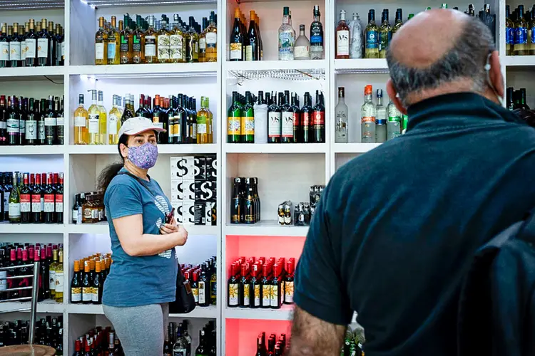 Uma loja de bebidas voltado ao público feminino, e que permite acompanhantes, em Nova Délhi. (AISHWARYA KUMAR/AFP)