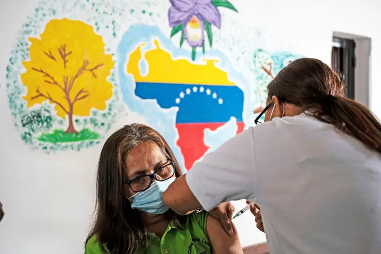 A Venezuela lançou seu plano de imunização contra a covid-19 em 18 de fevereiro, após receber um primeiro lote da vacina russa Sputnik V. (AFP/AFP)