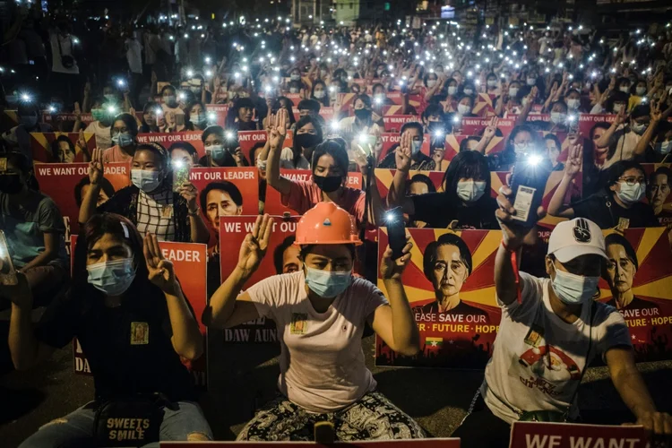 A irmã de Saw Pyae Naing, que morreu durante as manifestações, em um centro médico em Mandalay, em 13 de março de 2021 (AFP/AFP)