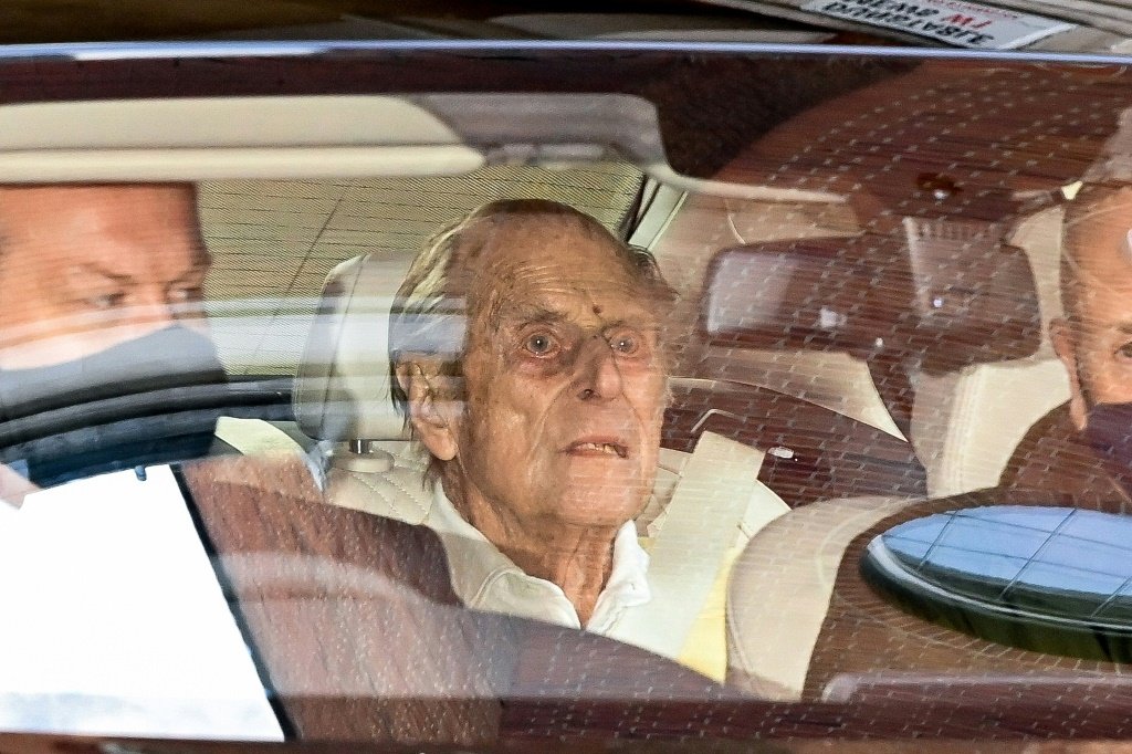 Príncipe Philip, o marido da rainha Elizabeth, deixa hospital após um mês