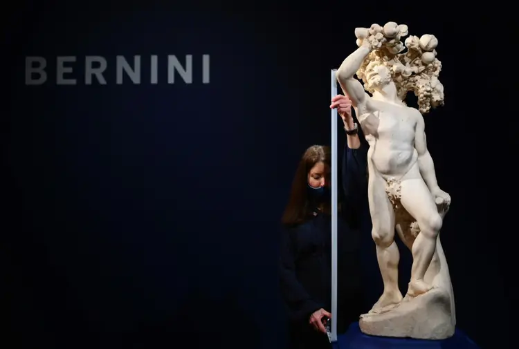 Um trabalhador mede uma escultura de Gian Lorenzo Bernini e seu pai Pietro intitulada "Outono" durante uma prévia para a imprensa na Sotheby's em 22 de janeiro de 2021 na cidade de Nova York (AFP/AFP)