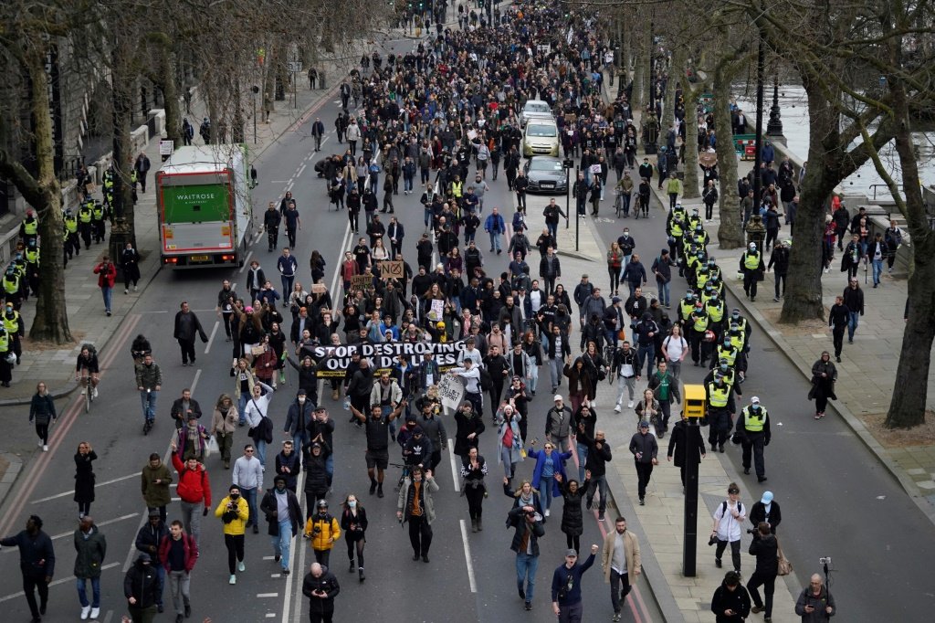 Protesto contra confinamento em Londres termina com presos e feridos