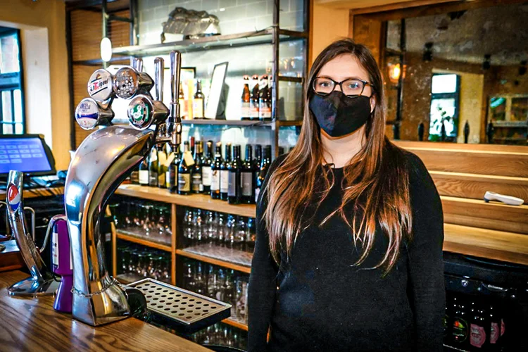 Emma Parkhouse no pub Great Northern em St Albans, norte de Londres. (William Edwards/AFP)