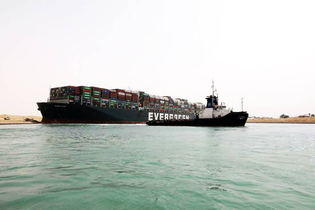 O cargueiro "Ever Given" ficou encalhado lateralmente e impediu o tráfego no Canal de Suez (AFP/AFP)