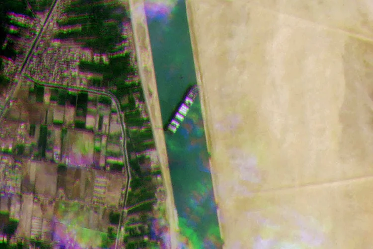 Imagem de satélite publicada pelo Planet Labs Inc mostra o navio porta-contêiner MV Ever Given bloqueando o tráfego no Canal de Suez (AFP/AFP)