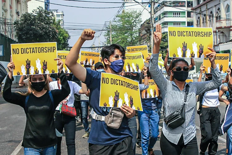 Foto divulgada neste mês mostrando manifestantes Yangon, Mianmar: oposição ao golpe militar (AFP/AFP)