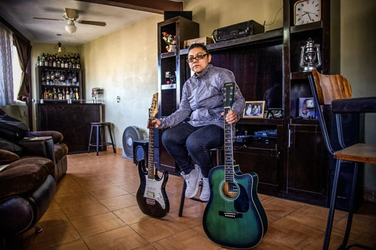 Adriana Meneses, de 45 anos, viúva de Carlos Hernández, a primeira vítima mortal do coronavírus no México (Claudio Cruz/AFP)